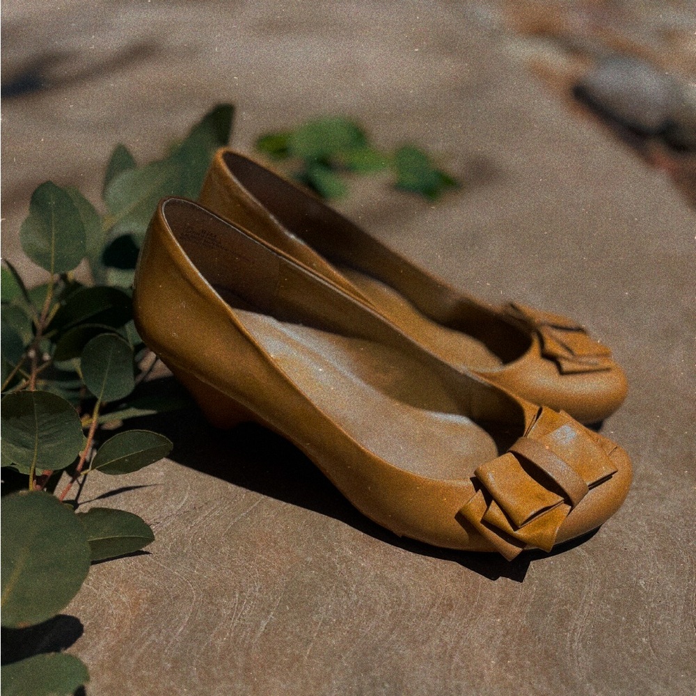 ME TOO | Ladies Patent Leather Shallow Toe Pump Heels 8.5